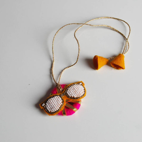 Rakhi Magnets- White Chashmish Lumba